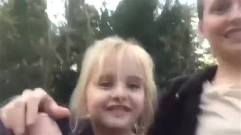 İ­l­k­ ­K­e­z­ ­R­o­l­l­e­r­ ­C­o­a­s­t­e­r­­a­ ­B­i­n­e­n­ ­K­ü­ç­ü­k­ ­K­ı­z­ı­n­ ­S­e­v­i­m­l­i­ ­T­e­p­k­i­s­i­
